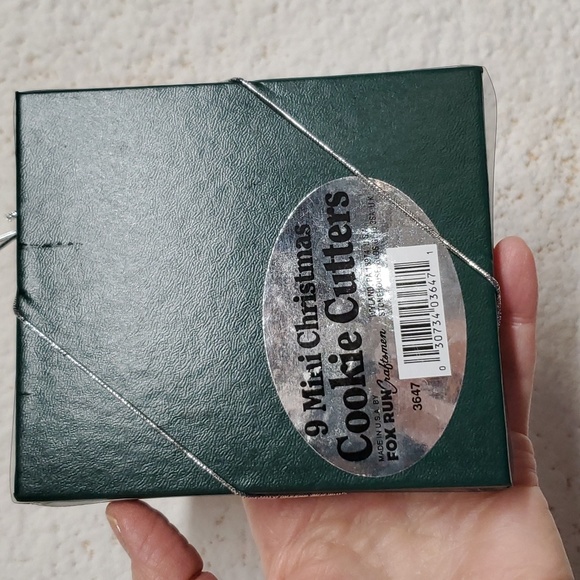 Cookie Cutters Set of 9 Christmas Mini Star Tree Candy Cane Bell Snowman Holly - Picture 11 of 11